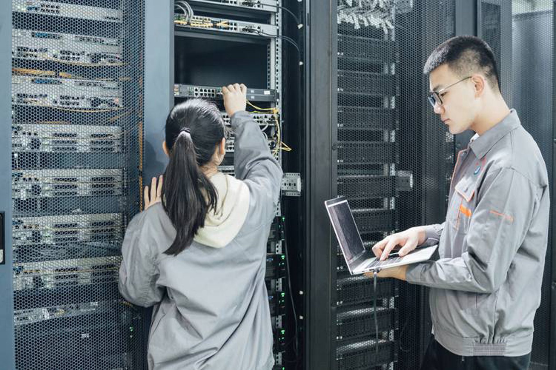 站群系统技术演进：从批量建站到智能化内容分发